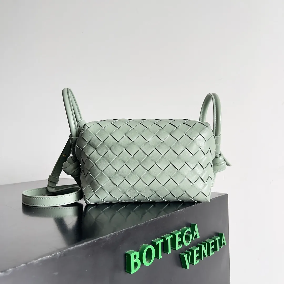 Batch 1360 BOTTEGA VENETA 2024 new loop is here! ! Many girls who like BV have owned the Loop bag. It has a simple appearance, classic weaving, and a compact and lightweight bag shape. This innovation continues the "camera bag" shape. Unlike the traditional Loop bag, which can only be worn as a crossbody bag, this innovation It can be carried by hand or cross-body, satisfying both the concave shape and daily needs. The oversized buckle can be folded and used as a handle. The sultry heat in summer ☀️ usually reduces people's desires. Having a lightweight bag will greatly enhance the happiness of traveling🫧 Style number: 796615 Size: 19*12*9cm